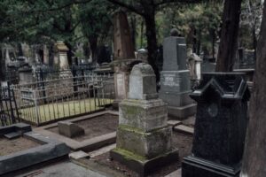 Когда лучше ставить памятник на могилу?